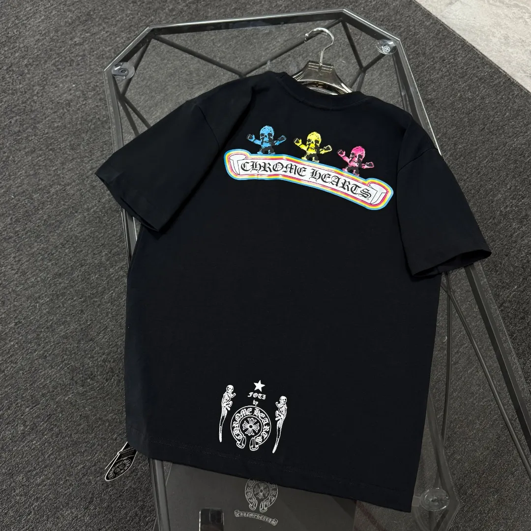 P180 Chrome Hearts Chrome Hearts 25 high-end versions. The fabric is made of 300 grams of high-density pure cotton. It does not deform or shrink. It has three labels. It is the same style for men and women. Technology: suede foaming + digital printing. Color: white, black. SIZE: S-XL.